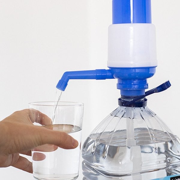 Dispensador de Agua Manual para garrafas - Bomba portátil de presión Manual  - Adaptador Universal - Grifo Adaptable a garrafas de Agua y Botellas - WE  HOUSEWARE : : Hogar y cocina
