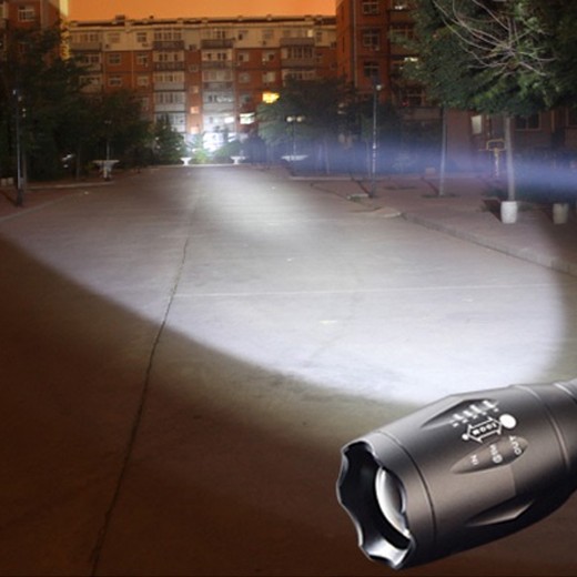 Lanterna Tática LED com Zoom