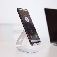 Soporte de aluminio para smartphones