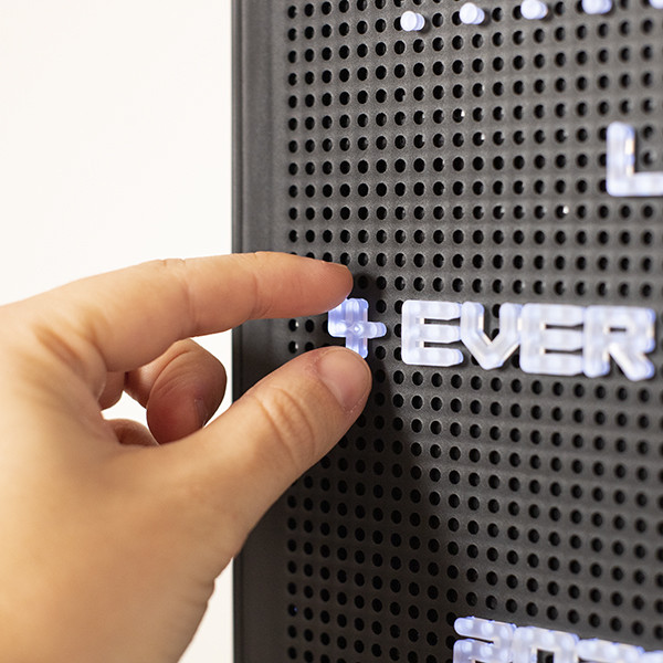 Pizarra Perforada para Insertar Letras LED