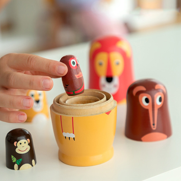 Muñecas de madera con figuras y animales 11 piezas