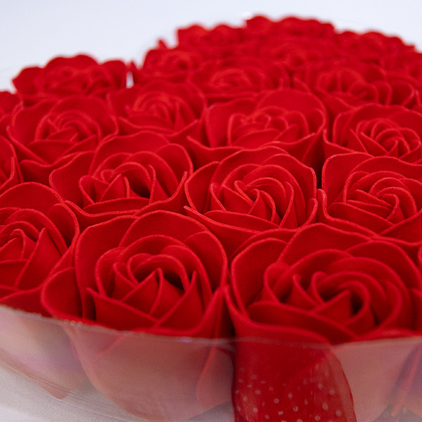 Ensemble de 24 roses de savon rouges