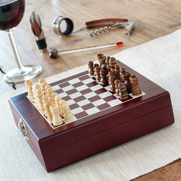 Set de accesorios de vino y ajedrez